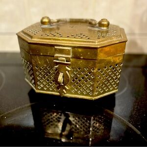 Vintage cricket box with feet